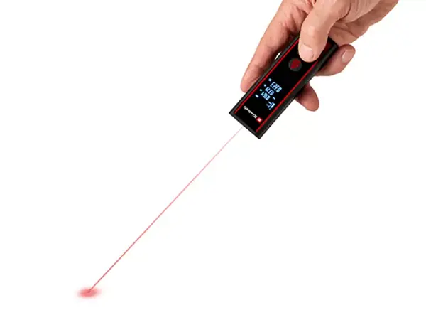 Červený laserový paprsek ukazuje měření vzdálenosti pomocí laserového měřidla Einhell TC-LD 40 R na bílém pozadí.