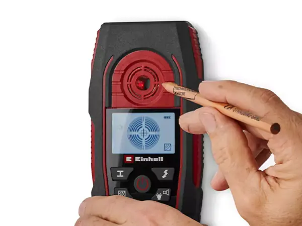 Osoba označuje tužkou pozici detekovaného materiálu, kterou ukázal digitální detektor Einhell TE-MD 80.