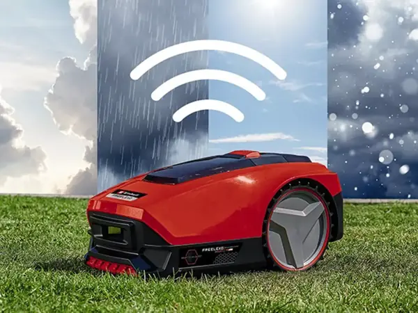 Robotická sekačka Einhell FREELEXO SMART 750 stojí na trávníku na slunci a dešti. Nad ním je zobrazen symbol Wi-Fi.