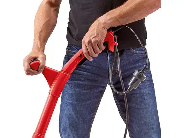 Muž drží kabel čističe spár Einhell GC-EG 1410 za držadlo s integrovaným odlehčením kabelu.