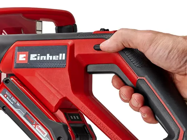 Bezpečnostní spínač aku čističe spár Einhell GE-CC 18/110 Li E-Solo – detail na rukojeti.
