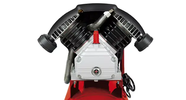 Pohled shora na motor s kompresorovou pumpou kompresoru Einhell TC-AC 420/50/10 V ve tvaru V.