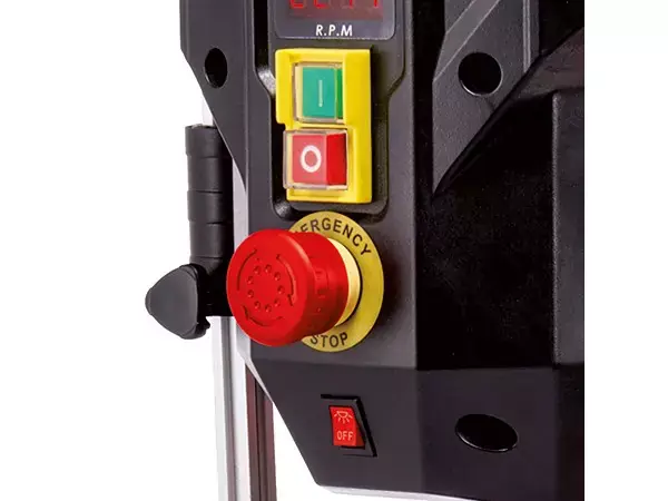 Detailní pohled na vypínač/zapínač s integrovaným nouzovým vypínačem na stojanové vrtačce Einhell TE-BD 750 E.