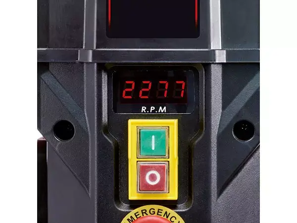Digitální ukazatel aktuálních otáček s pod ním umístěným vypínačem na stojanové vrtačce Einhell TE-BD 750 E.