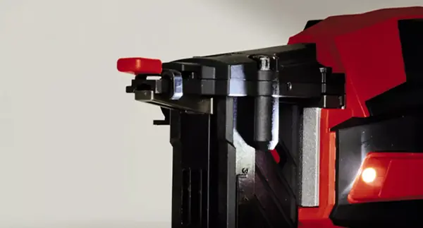 Detail akumulátorové sponkovačky Einhell FIXETTO 18/38 S zobrazující LED světlo na čele nářadí