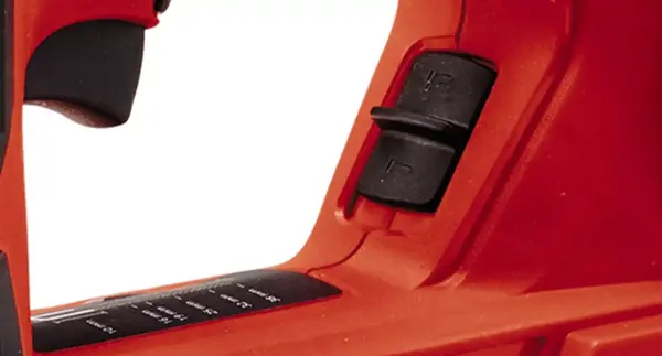 Detail akumulátorové sponkovačky Einhell FIXETTO 18/38 S zobrazující posuvný přepínač pro přepnutí mezi jednotlivými a sériovými výstřely