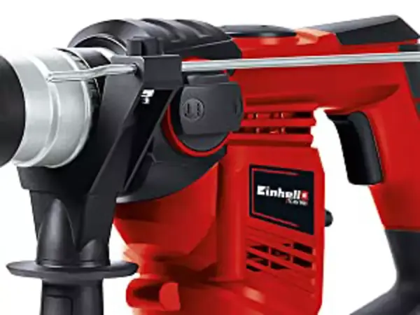 Boční pohled na Einhell vrtací kladivo TC-RH 900 s namontovaným dorazem hloubky a přídavnou rukojetí.