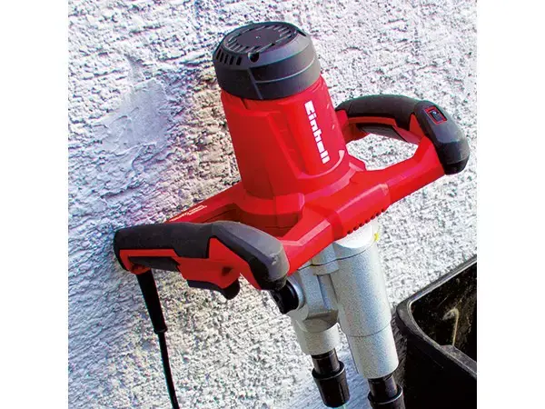 Míchadlo barev a malty Einhell TE-MX 1600-2 CE Twin při práci u míchací vany, s ergonomickou rukojetí ve tvaru písmene D.