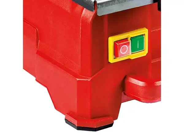 Vypínač s bezpečnostním krytem na řezačce obkladů Einhell TC-TC 800.