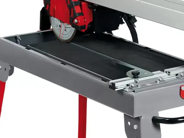 Pracovní stůl Einhell TE-TC 620/1 U nabízí stabilní plochu s vodicí lištou pro přesné řezy.
