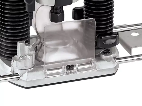 Detailní pohled na horní frézku Einhell TC-RO 1155 E s průhledným krytem proti třískám.