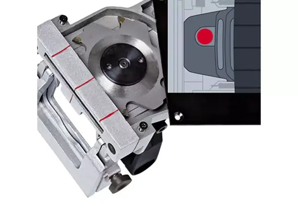 Frézovací kotouč frézky na lamely Einhell TC-BJ 900 při práci na obrobku.