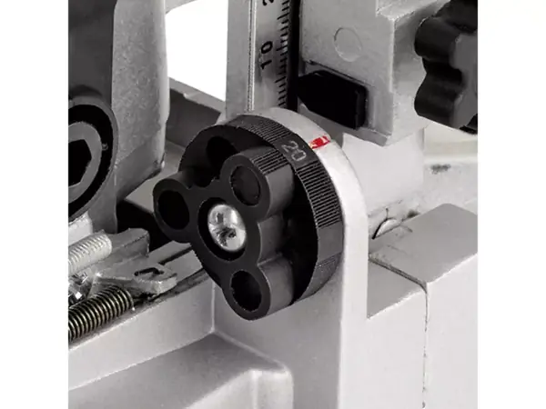 Otočný ovladač nastavení hloubky na frézce na lamely Einhell TC-BJ 900 – detailní pohled.