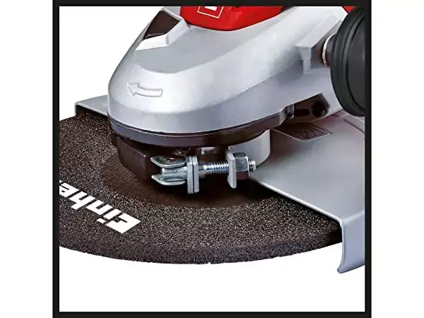 Detailní záběr úhlové brusky Einhell TE-AG 230 s namontovaným krytem kotouče na řezném kotouči.