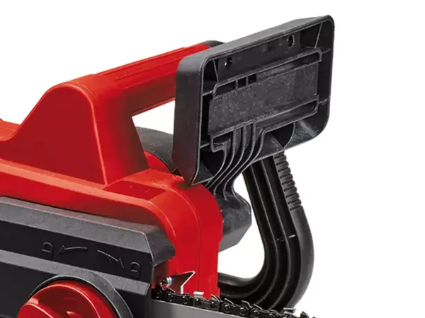 Elektrická řetězová pila Einhell GC-EC 2040 s velkým ochranným krytem ruky a zachytávačem řetězu jako bezpečnostní výbavou.