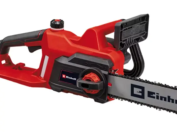 Elektrická řetězová pila Einhell GC-EC 2040 s víčkem olejové nádrže a beznástrojovým napínáním řetězu na těle pily.
