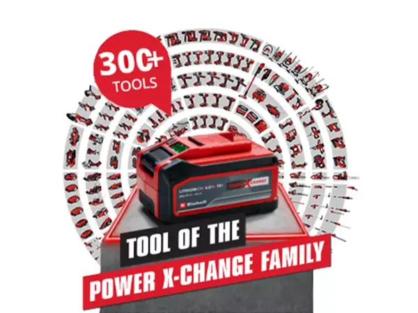 Akumulátor Einhell Power X-Change stojí na podstavci, v pozadí jsou různé kompatibilní nástroje zobrazené jako malé obrázky. Pod nimi je nápis „Tool of the Power X-Change Family“.