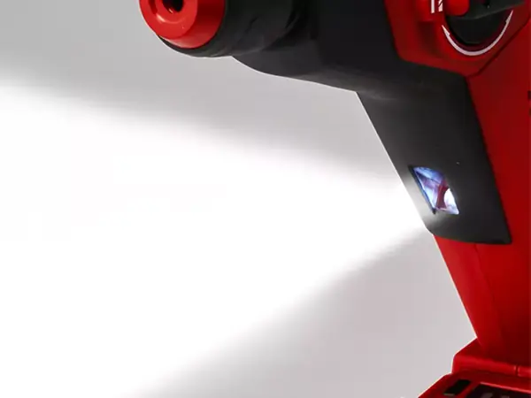 Integrované LED světlo na spodní straně aku vrtacího kladiva Einhell TE-HD 18/12 Li pro osvětlení pracovní plochy.