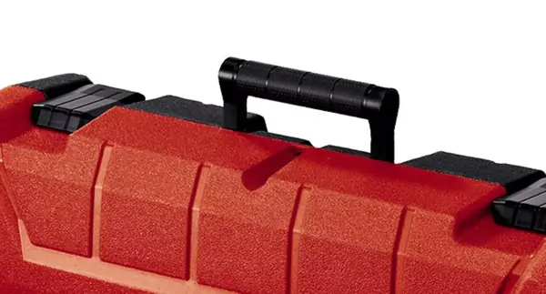 Rukojeť kufru Einhell E-Box M55/40 s černou, vroubkovanou plastovou rukojetí a dvěma černými zámky.