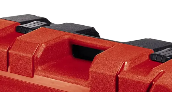 Integrované madlo kufru Einhell E-Box L70/35 se dvěma černými zámky na krytu.
