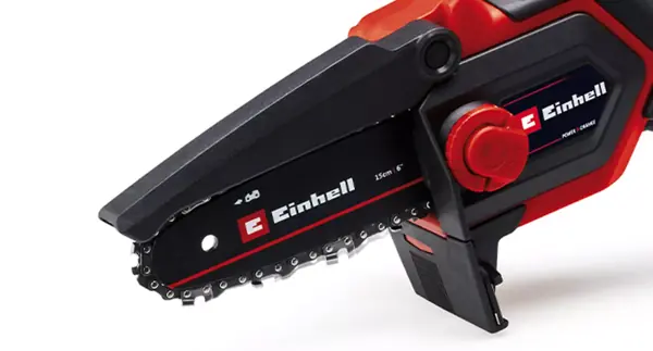 Akumulátorová prořezávací pila Einhell GE-PS 18/15 Li BL se sklopeným krytem řetězu, který částečně zakrývá lištu a řetěz.