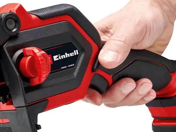 Detailní záběr na ergonomickou rukojeť akumulátorové prořezávací pily Einhell s oboustranným bezpečnostním spínačem.