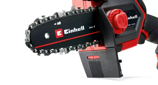 Akumulátorová prořezávací pila Einhell GE-PS 18/15 Li BL s viditelnou lištou, řetězem a červeným napínacím kolečkem.
