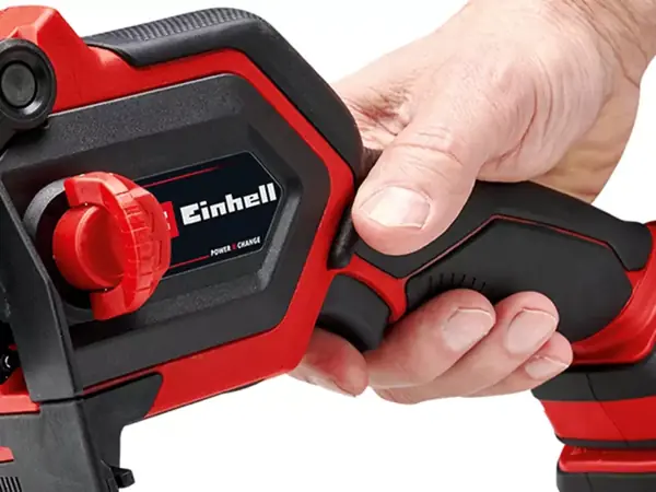Detailní pohled na ergonomické držadlo aku prořezávací pily Einhell s dvojitým bezpečnostním spínačem.